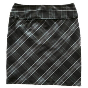 Reitmans Grey Fall plaid midi skirt. Punkish plaid above the knee Size 8 medium